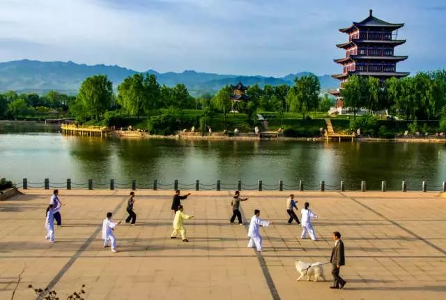 洛寧濱河公園公園與城區渾然一體開闊的湖面碧波盪漾倒映著藍天白雲