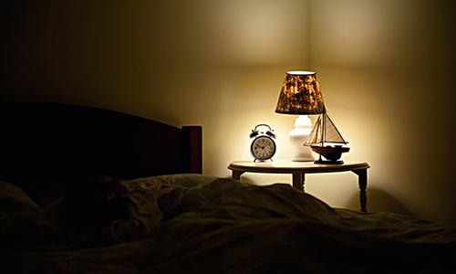 孩子小小年纪就近视难道真的和晚上睡觉不关灯有关系