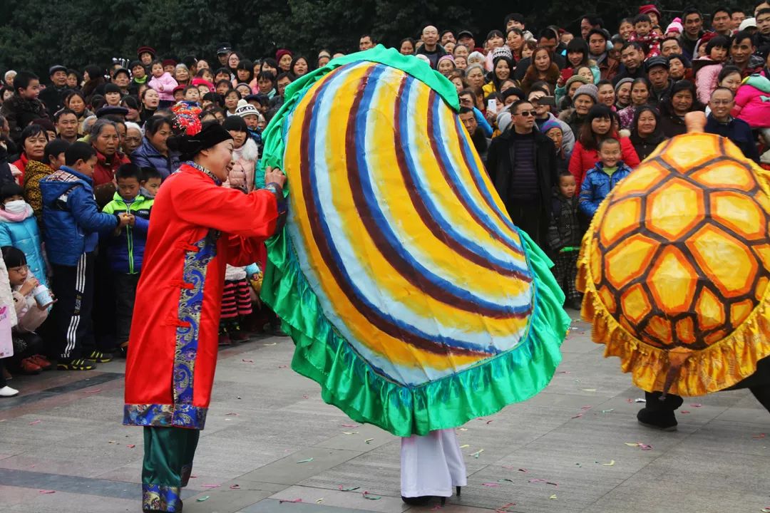 狮舞老街 朱浩/摄古镇民歌秀 王国荣/摄龙灯闹古镇康志立/摄古色古香