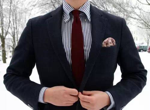 直条纹衬衫,搭配条纹间距细密的黑灰直条纹三件式西装及黑白花纹领带