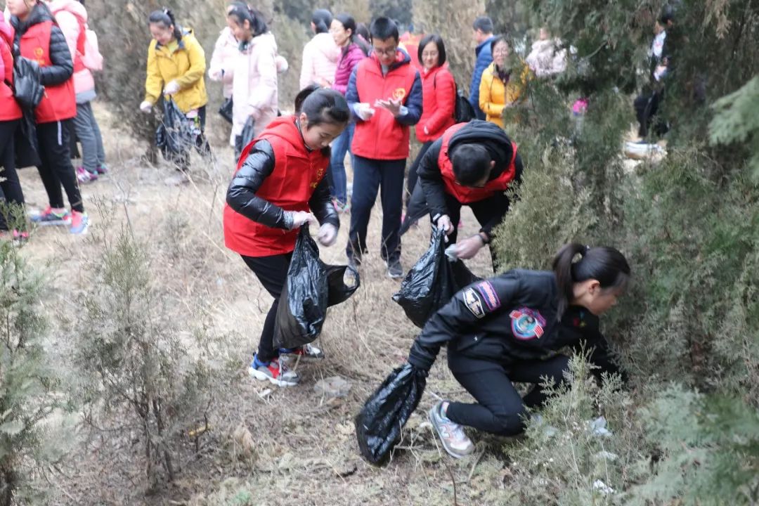 部学生志愿者参与博爱公益小手拉大手,共筑碧水蓝天志愿服务活动