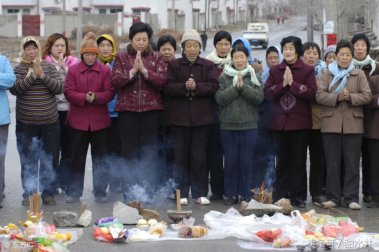 农村大妈们路边摆设贡品集体颂唱歌曲 祭拜"路神"保佑家人平安