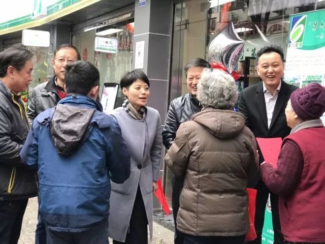 二路街道辦事處主任馬穎慧,區商委副主任趙堅,開開集團副總經理李喜軍