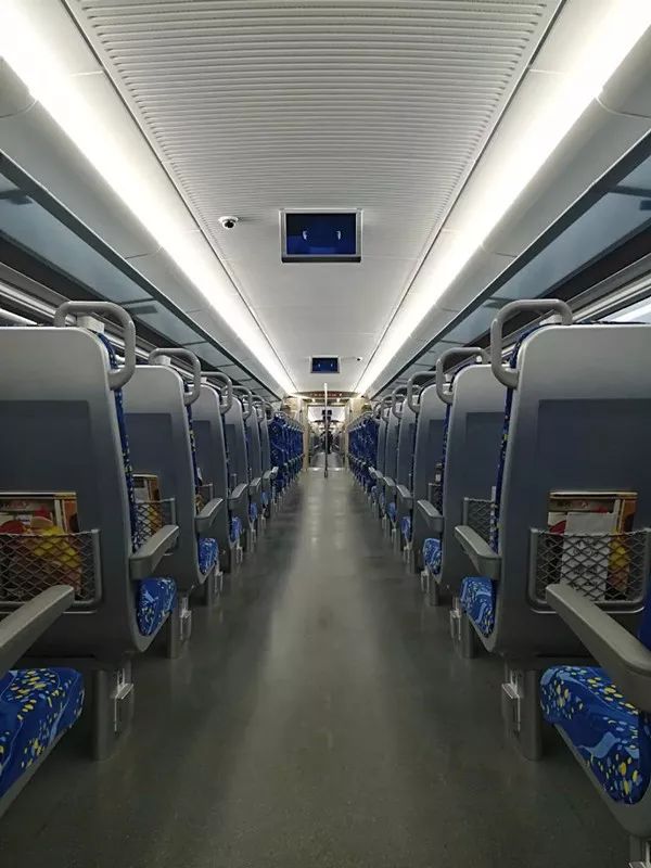 crh2a餐车座位图片