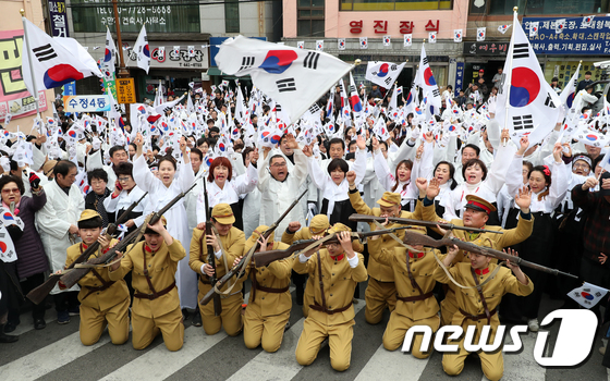 韩国民众纪念独立运动 鬼子被痛打集体下跪