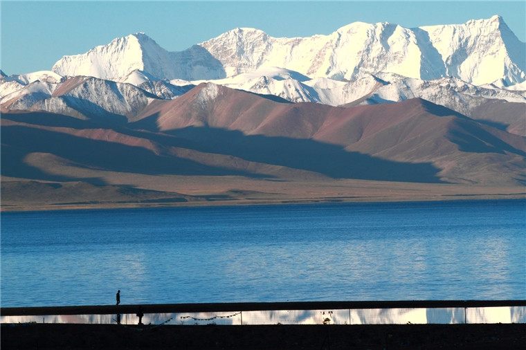 临奇境映美景全景天上西藏纳木错湖