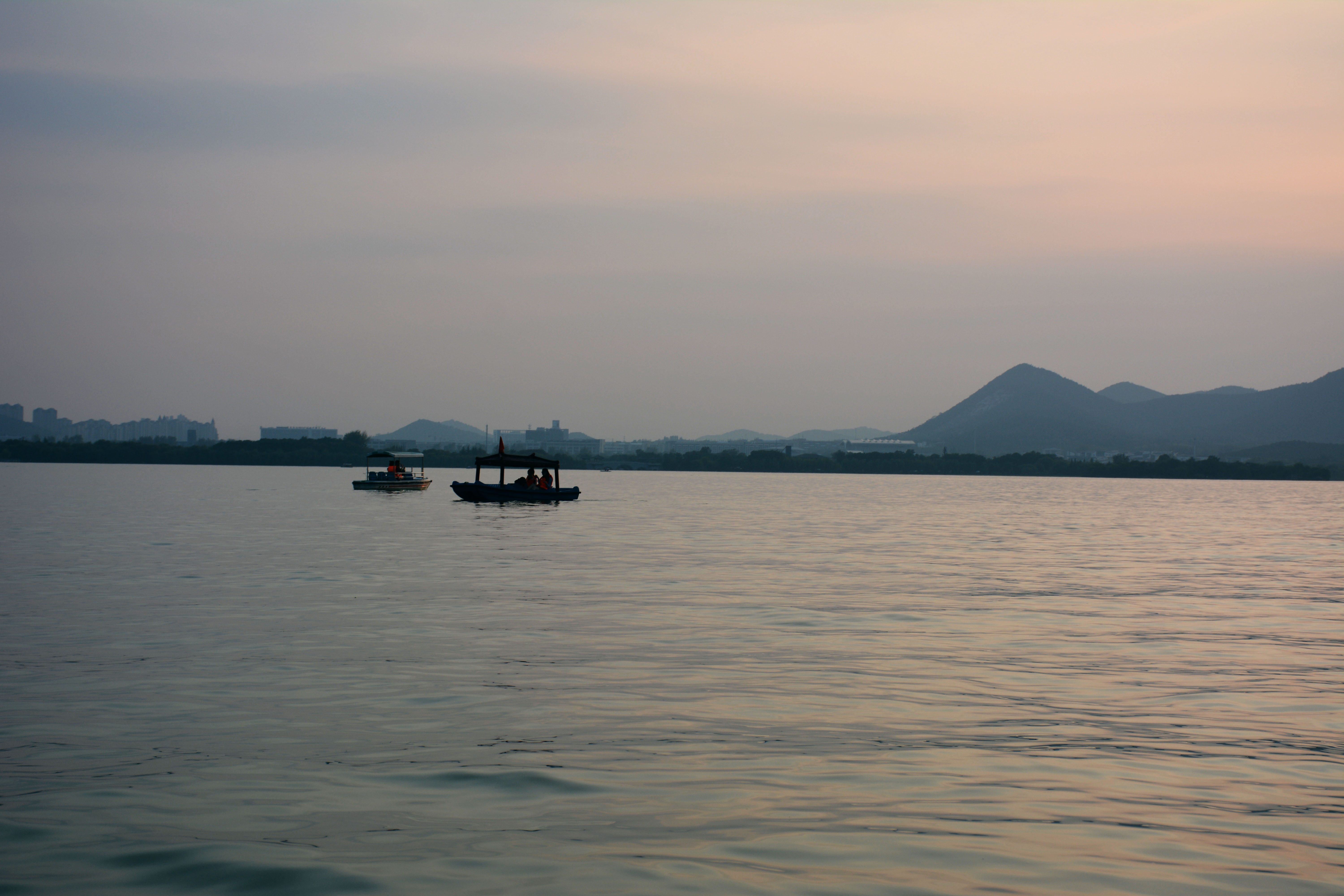 夕阳西下,泛舟云龙湖