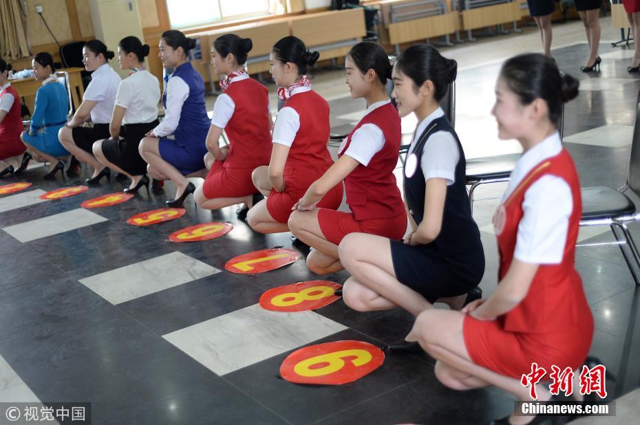 济南空乘动乘专业招生考试 考生卸浓妆考蹲姿