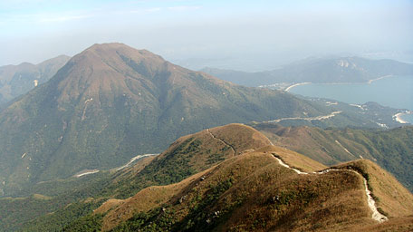 鳳凰山聳立於大嶼山中部,海拔高934米,是僅此於大帽山的香港第二高峰