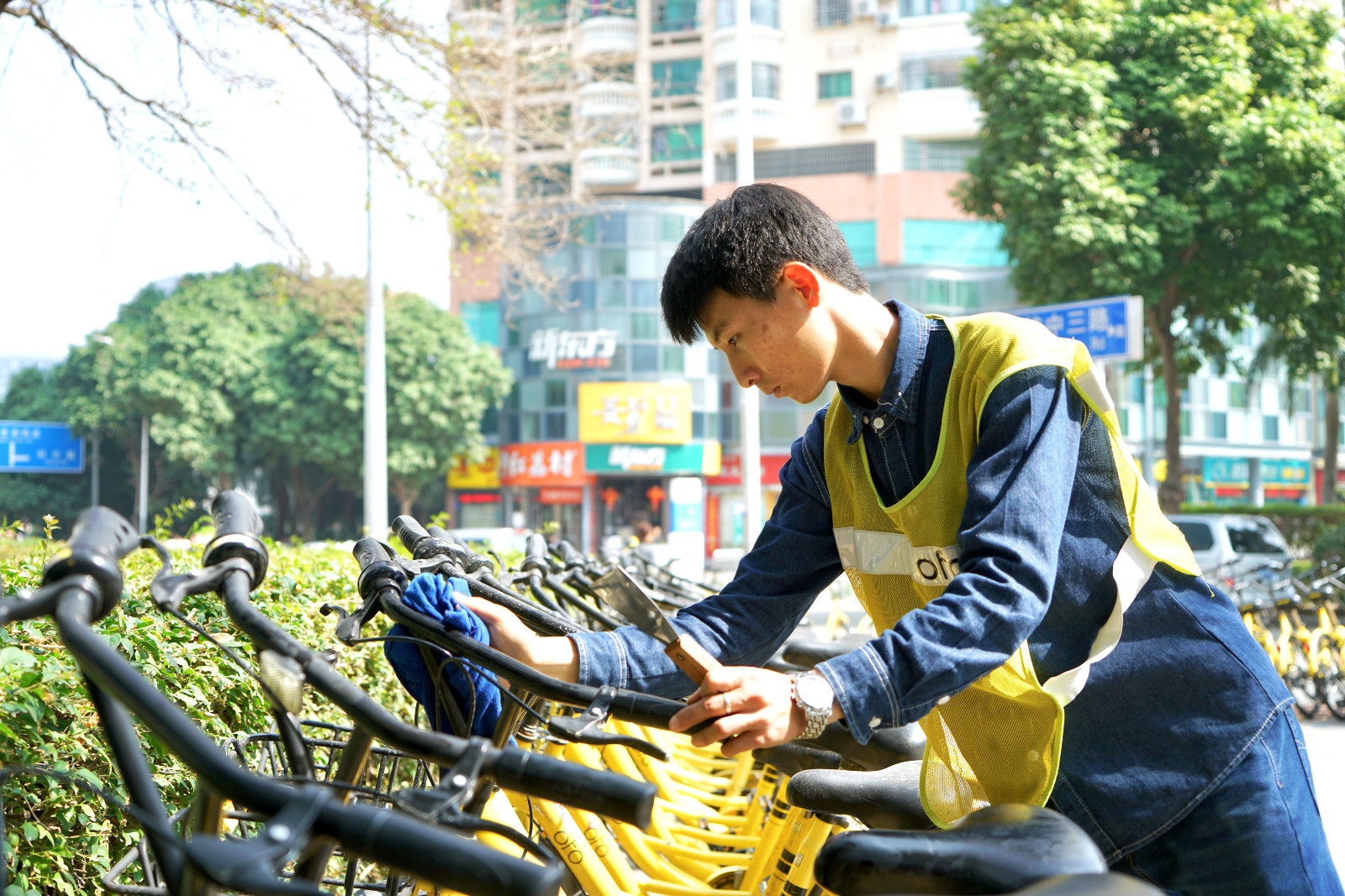 春暖花開ofo小黃車深圳集體洗澡