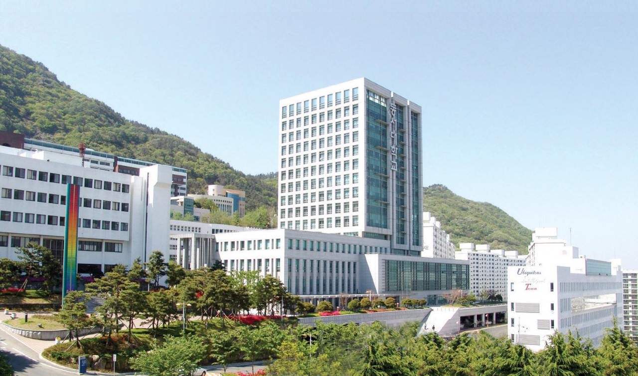 东西大学位于韩国釜山,其入学仪式非常特别