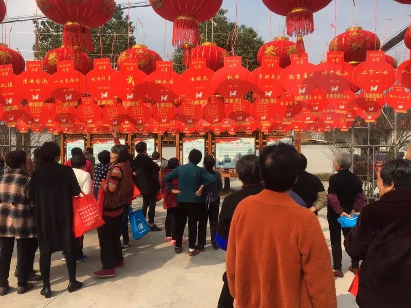 3月1日上午,梁弄镇东山村举行"舞龙闹元宵"民俗活动,吸引了众多村民