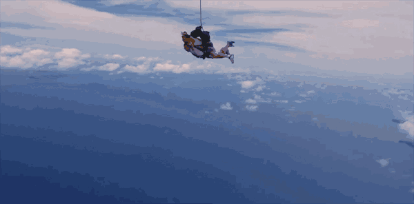 高空跳伞gif图片