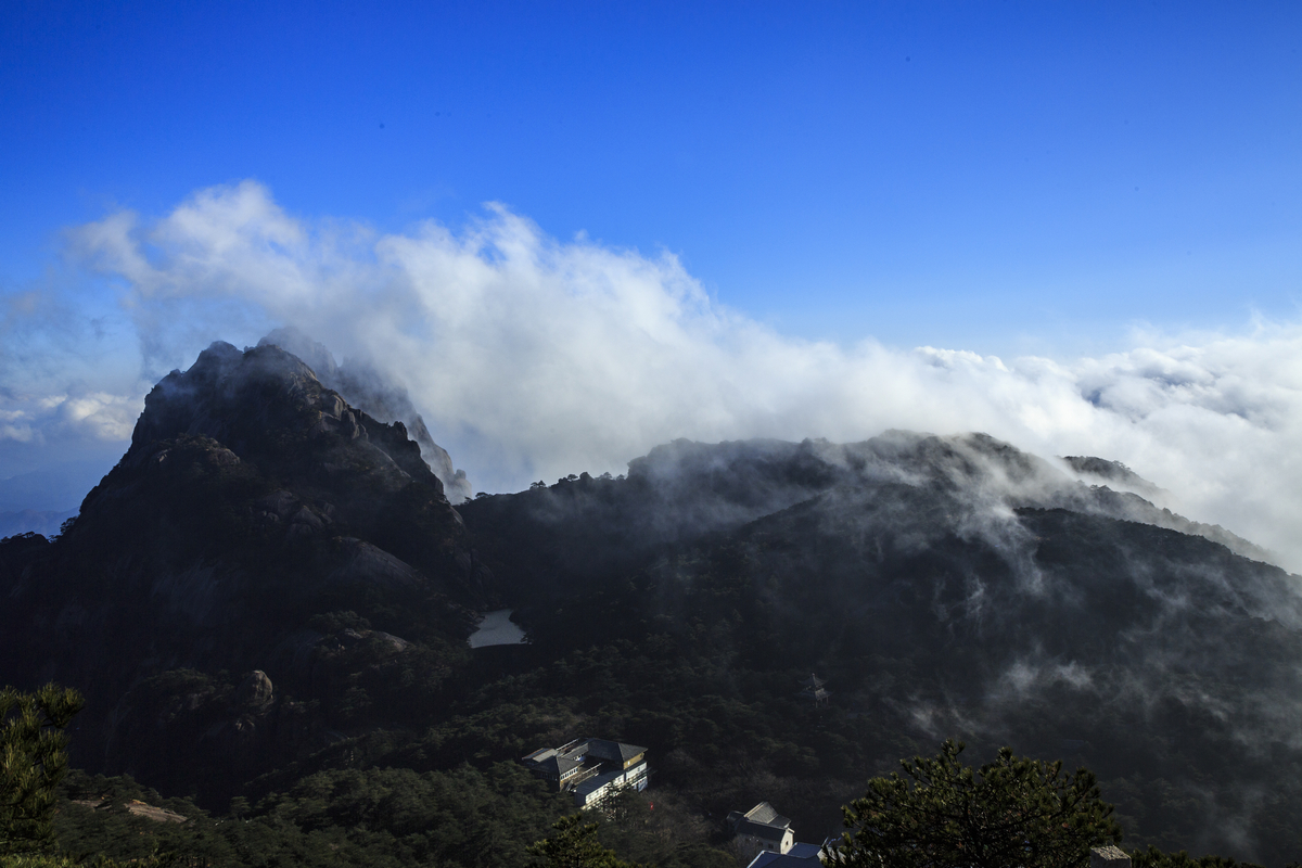 雨後黃山:佛光普照 日月同輝