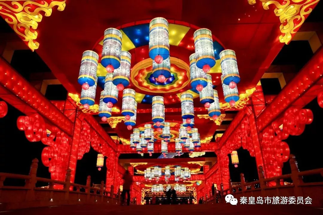 在怪楼奇园景区举办的第六届北戴河春节灯会以天下第一灯 光耀秦皇岛