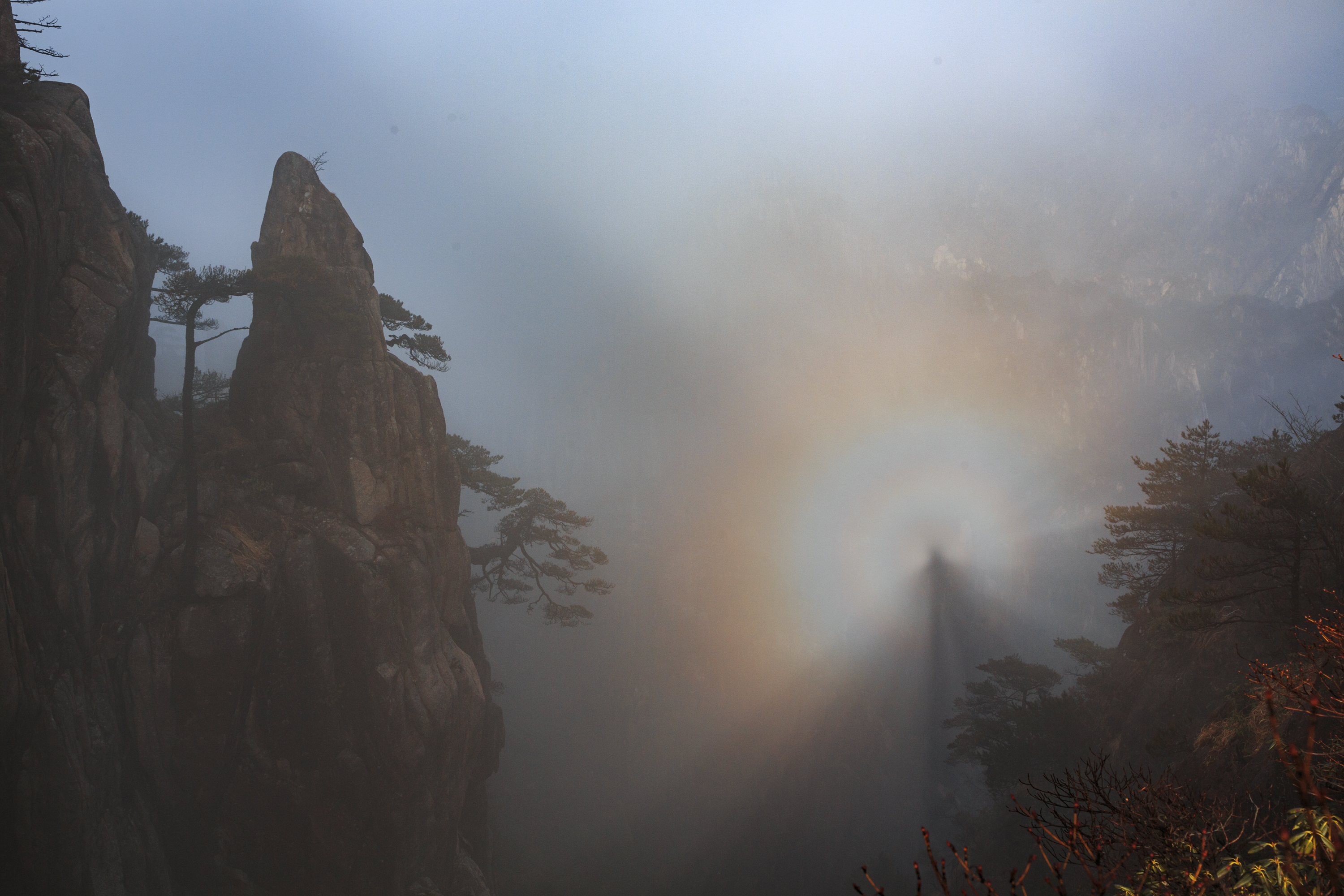 雨后黄山佛光普照日月同辉