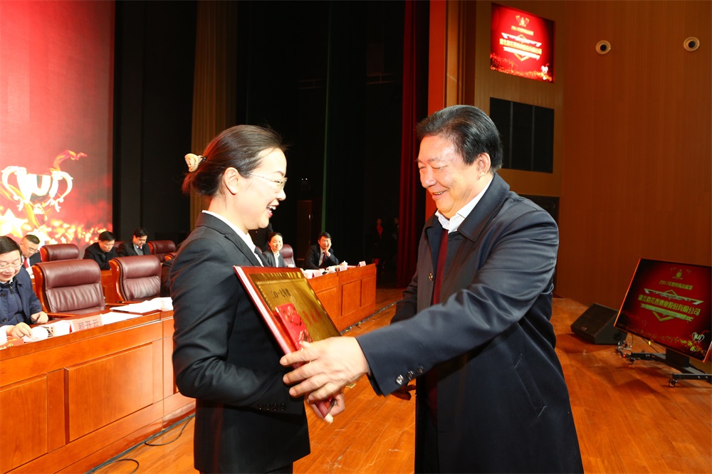 1 稻花香集团党委书记,终身名誉董事长蔡宏柱(右)为特殊贡献奖获奖