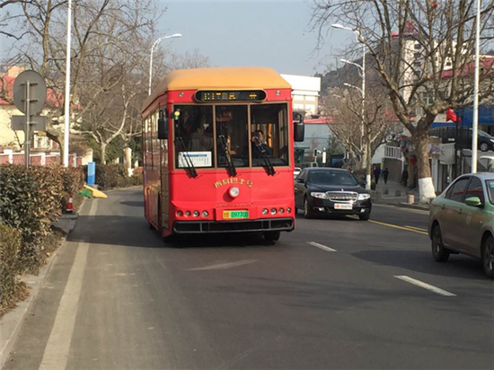 银隆铛铛车现身青岛街头 复古造型装扮魅力老城