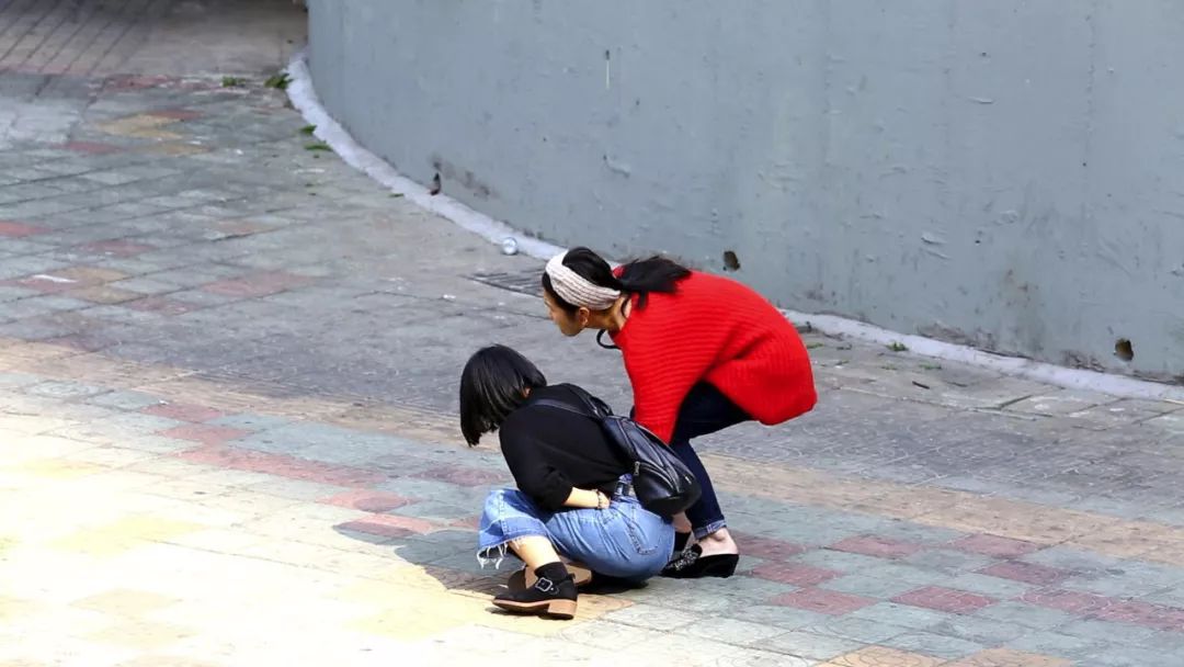 一女子突然在深圳街頭摔倒,路人反應讓人出乎意料.