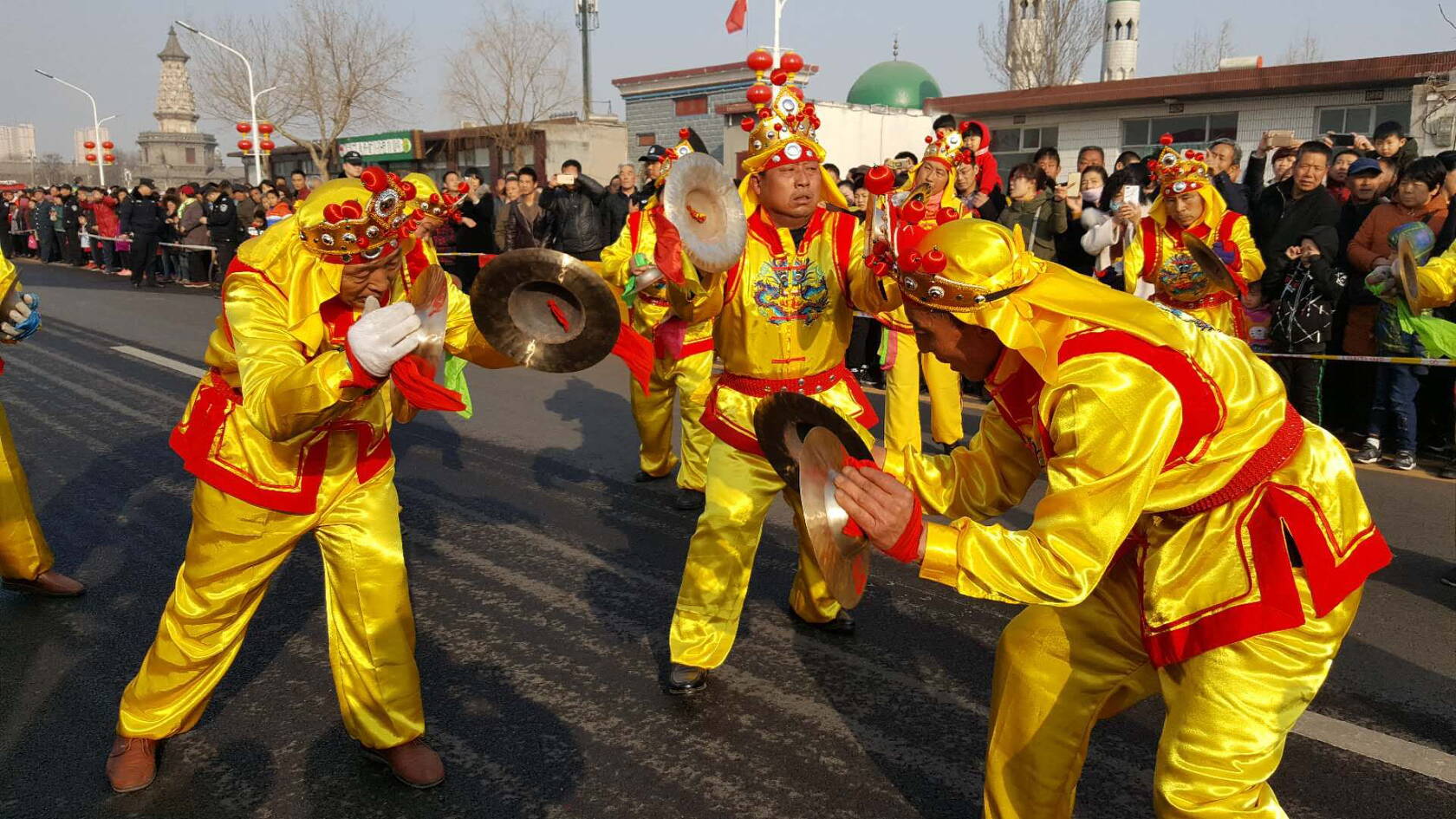 在南牛鄉表演區,聞名遐邇,名震天下的常山戰鼓,氣勢雄渾,聲如春雷撼動