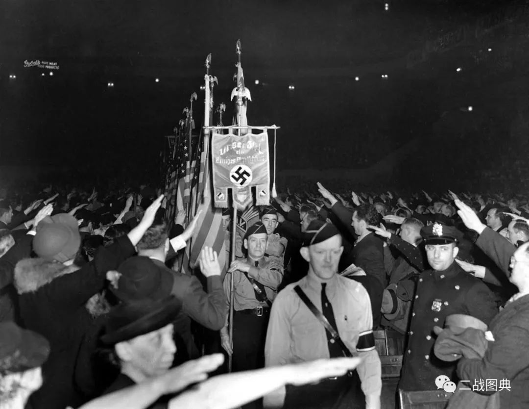 身着制服的德裔美国人在游行队伍中,人群中出现了纳粹军礼,1939年2月