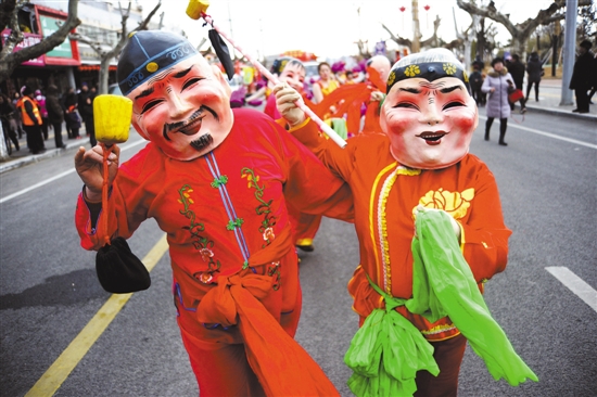 山東煙臺街頭的大頭娃娃表演 新華社 申吉忠 攝河北省石家莊市海天