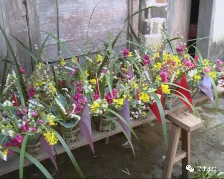 村民告诉记者"菜花灯"有桃花,菜花等各种花卉,还有石姜蒲.