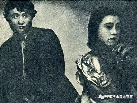 她还频频演出话剧,1936年出演话剧《大雷雨》,同台演出的有赵丹,蓝苹