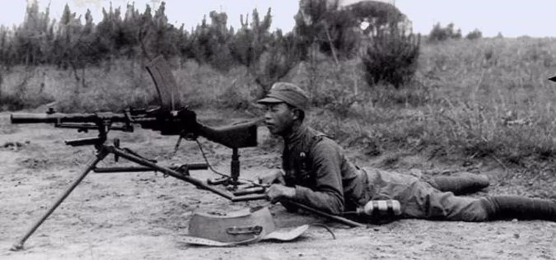 它在一战时的德军中少量装备▲红军战士手持德国造mp18冲锋枪从红军到