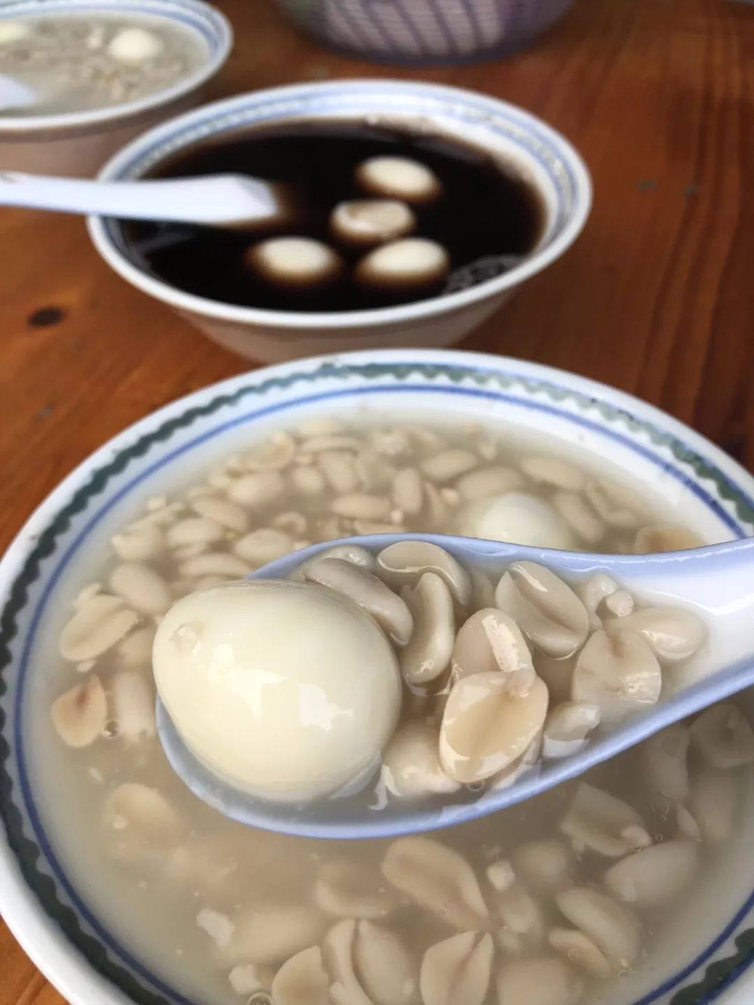 祥哥忍不住的先来上一碗豆仁茶,在热得让人失去