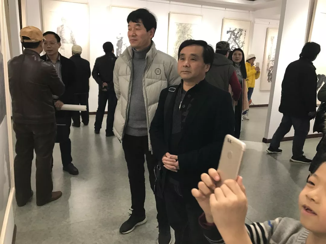 画家陈君玉看展画家李平,陈万,刘小刚看展原湖北省委副秘书长余幼明