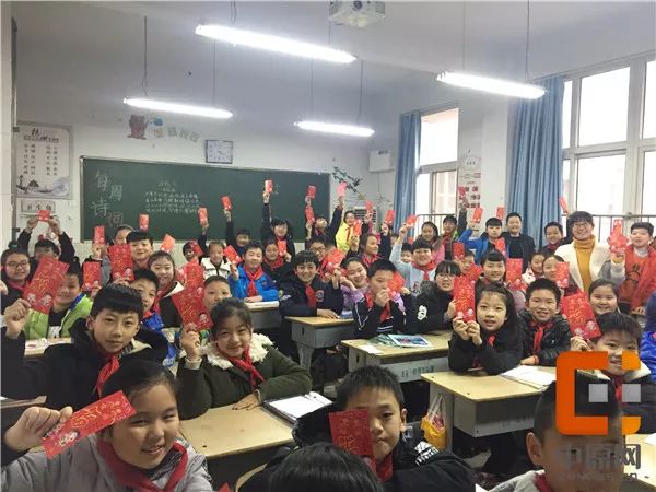 二七区幸福路小学开学典礼上的幸福"开灯礼"二七区铭功路小学开学典礼