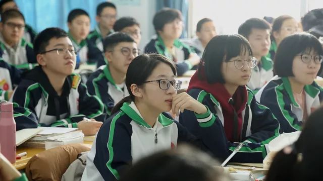 开学就考试校长早起夹道欢迎同学们归来两所高中很贴心