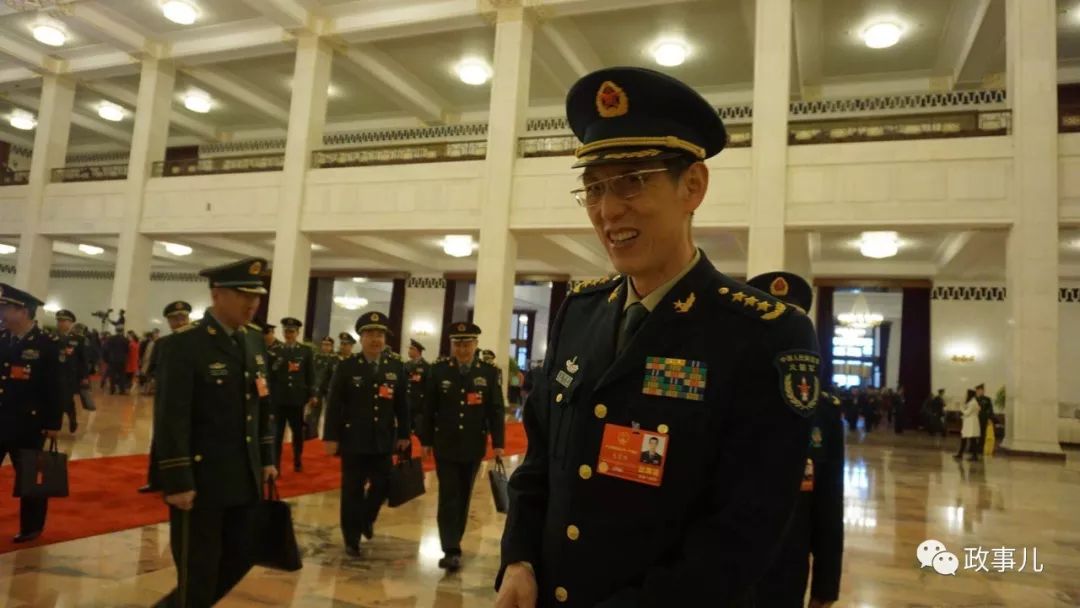 武警部队司令员王宁等步入会场开幕前,在大会堂东大厅,解放军团代表