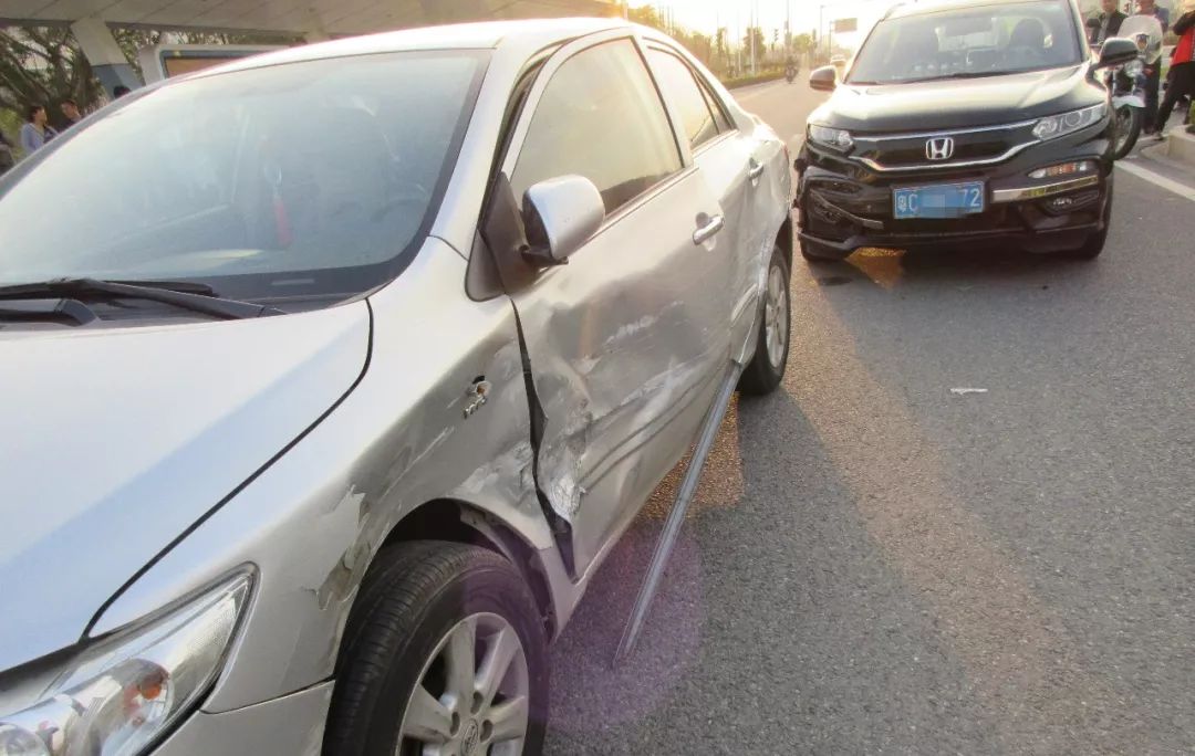 女司機開車直行被掉頭車撞!明明沒有責任,警察卻把她老公抓走