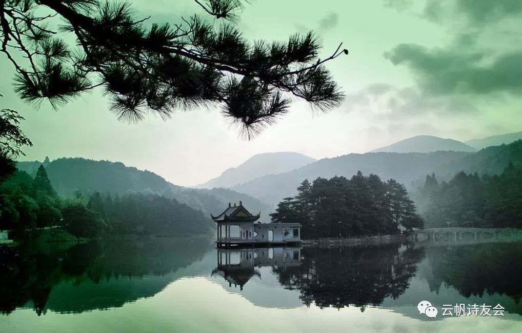 【头条诗人】黄友富:半山雨过裁新叶,几片云开布锦春