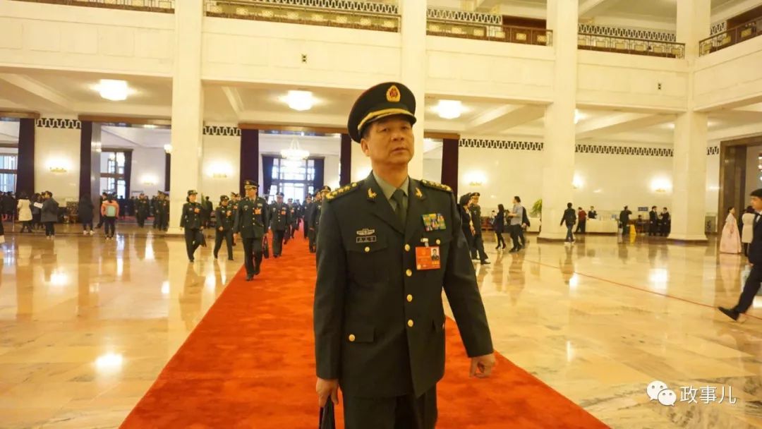 武警部队司令员王宁等步入会场开幕前,在大会堂东大厅,解放军团代表