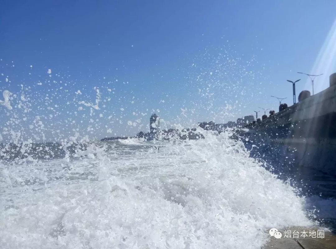 今天受渤海湾风暴潮的影响烟台海边就出现了罕见的滔天巨浪