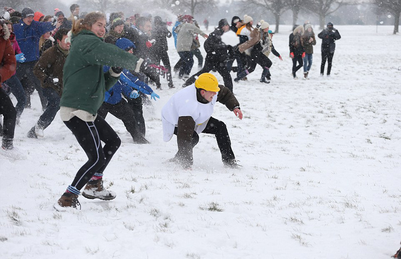 英国遇超级暴雪 300人打雪仗嗨翻天