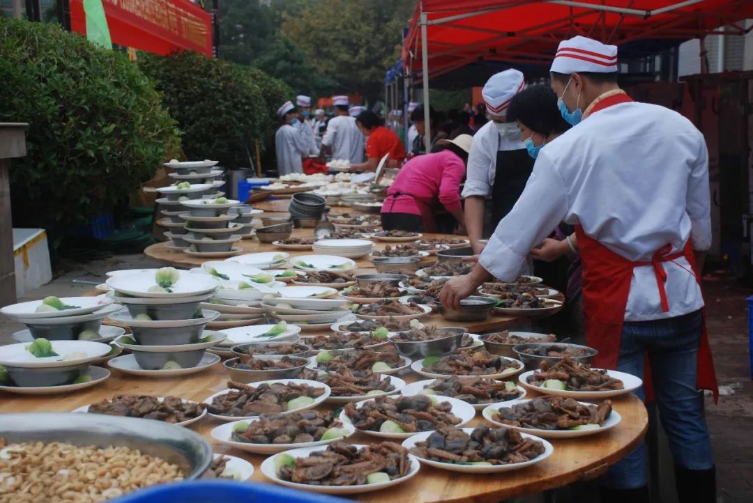 场面壮观!广东麻涌"万人宴"筵开三千多席叙乡谊!