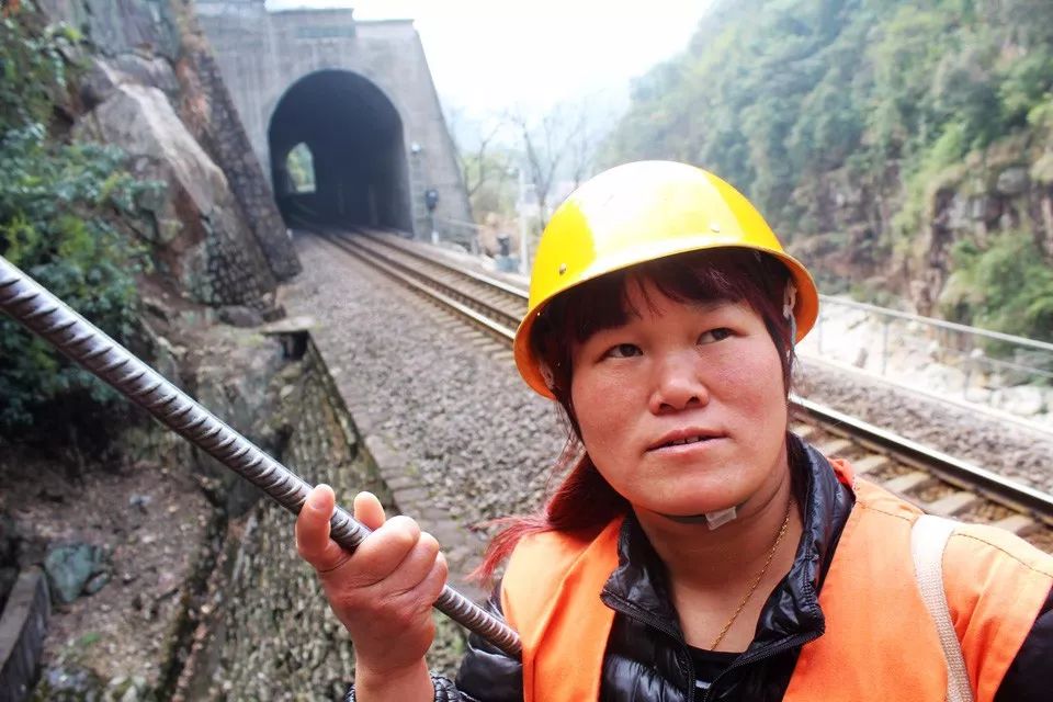 圖說春運鐵路棚洞下的堅守