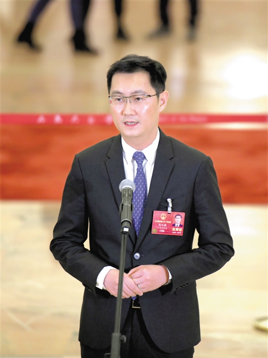 马化腾代表接受记者采访 汤铭明 摄羊城晚报特派北京记者 李妹妍今年