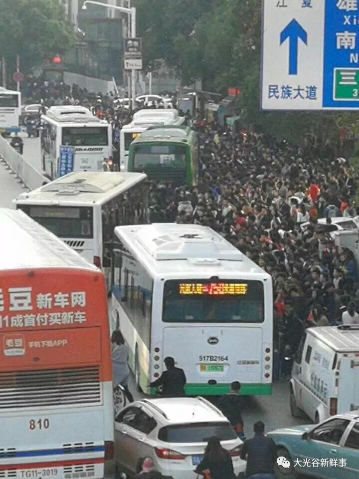 武汉光谷再次堵爆了!到处都是人人人,车车车组图感受!