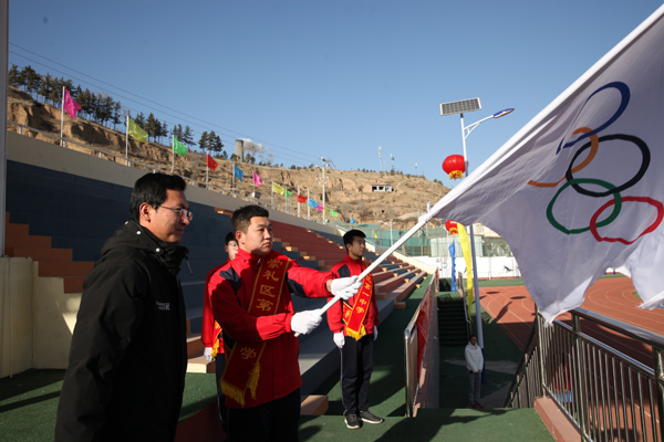 崇礼一中的青少年代表接过奥林匹克会旗