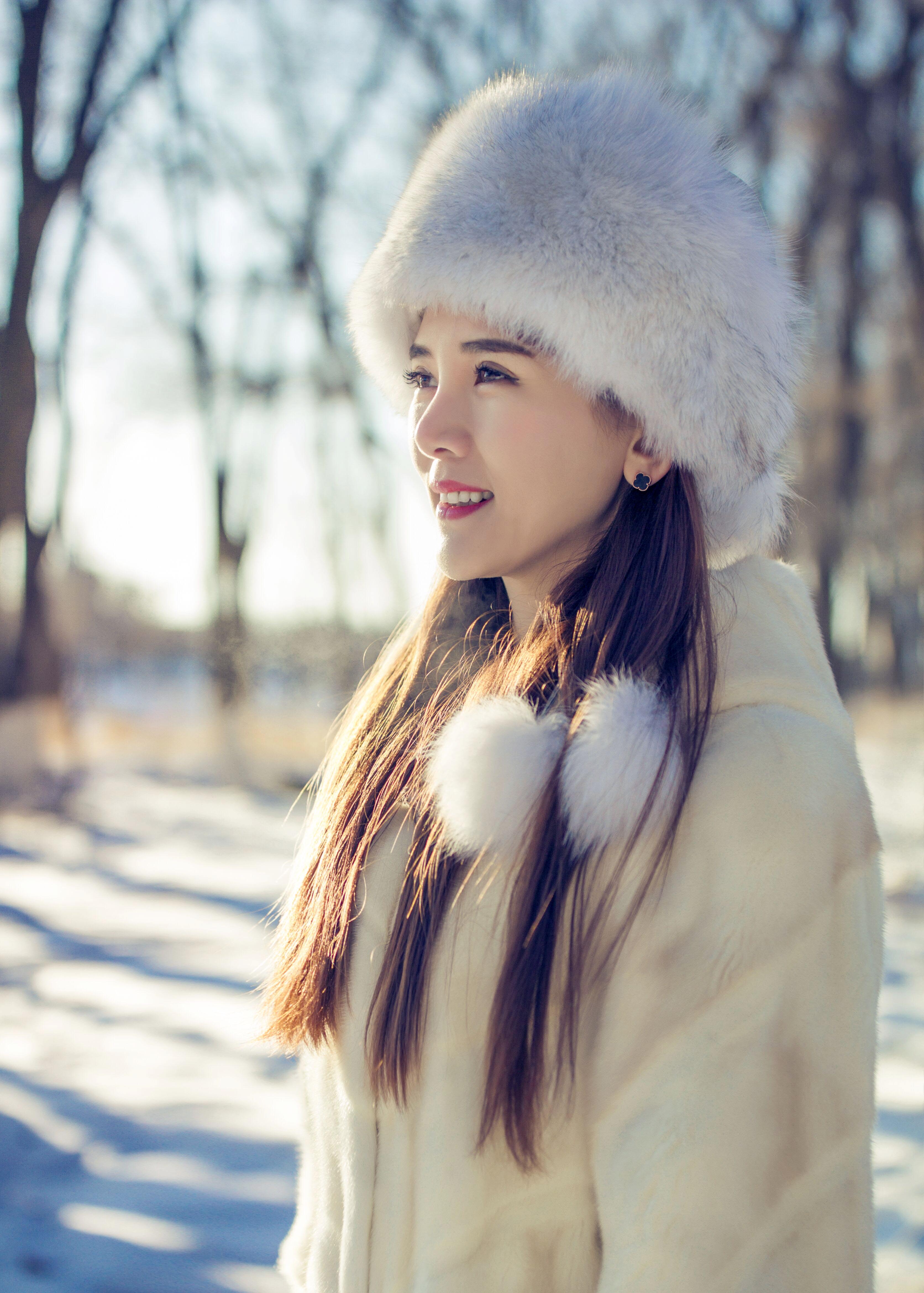 近日,中俄边境线最美女教师宋菲携一组冰雪大片回归到大众视野,被网友