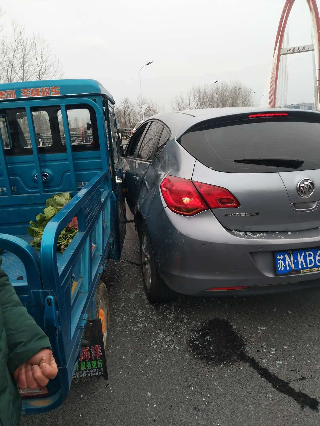 人員受傷,雙方採取了私下處理轎車司機賠償了三輪車主700元左右小編提