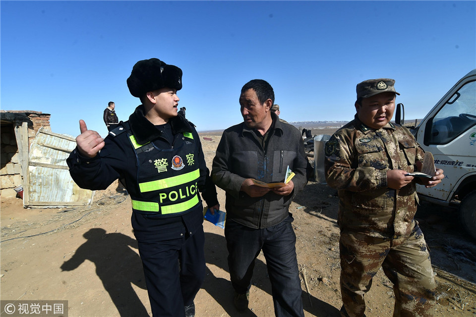 2018年3月6日,新疆塔城,鐵路民警與護路民兵在新疆奎北鐵路旁走訪牧民