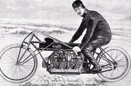 当时热爱改装自行车的柯蒂斯,更是给自己的车子装上了流行的内燃机,也