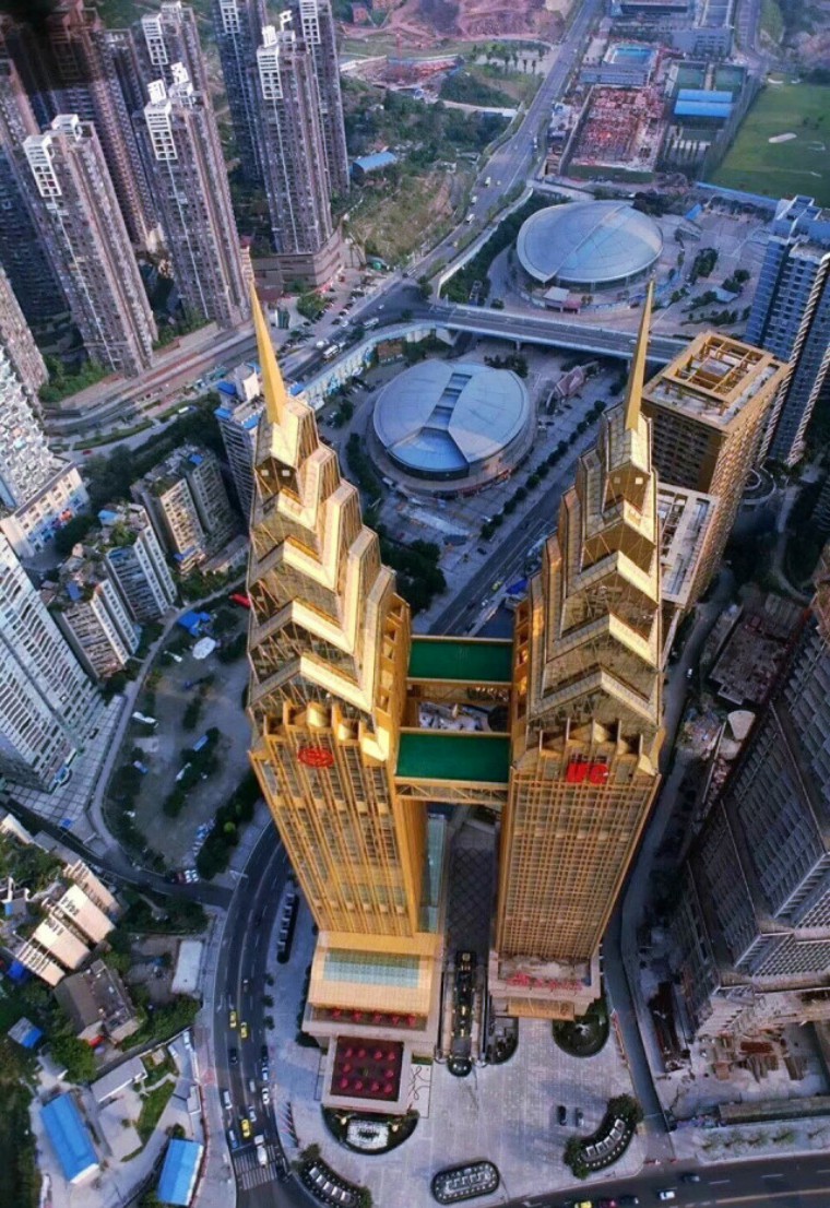 5km,重庆南岸区的地标建筑之一,非常显眼的黄金双子塔,土豪气息扑面
