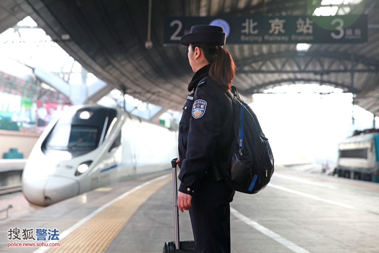 巾帼风采高铁列车上的女乘警